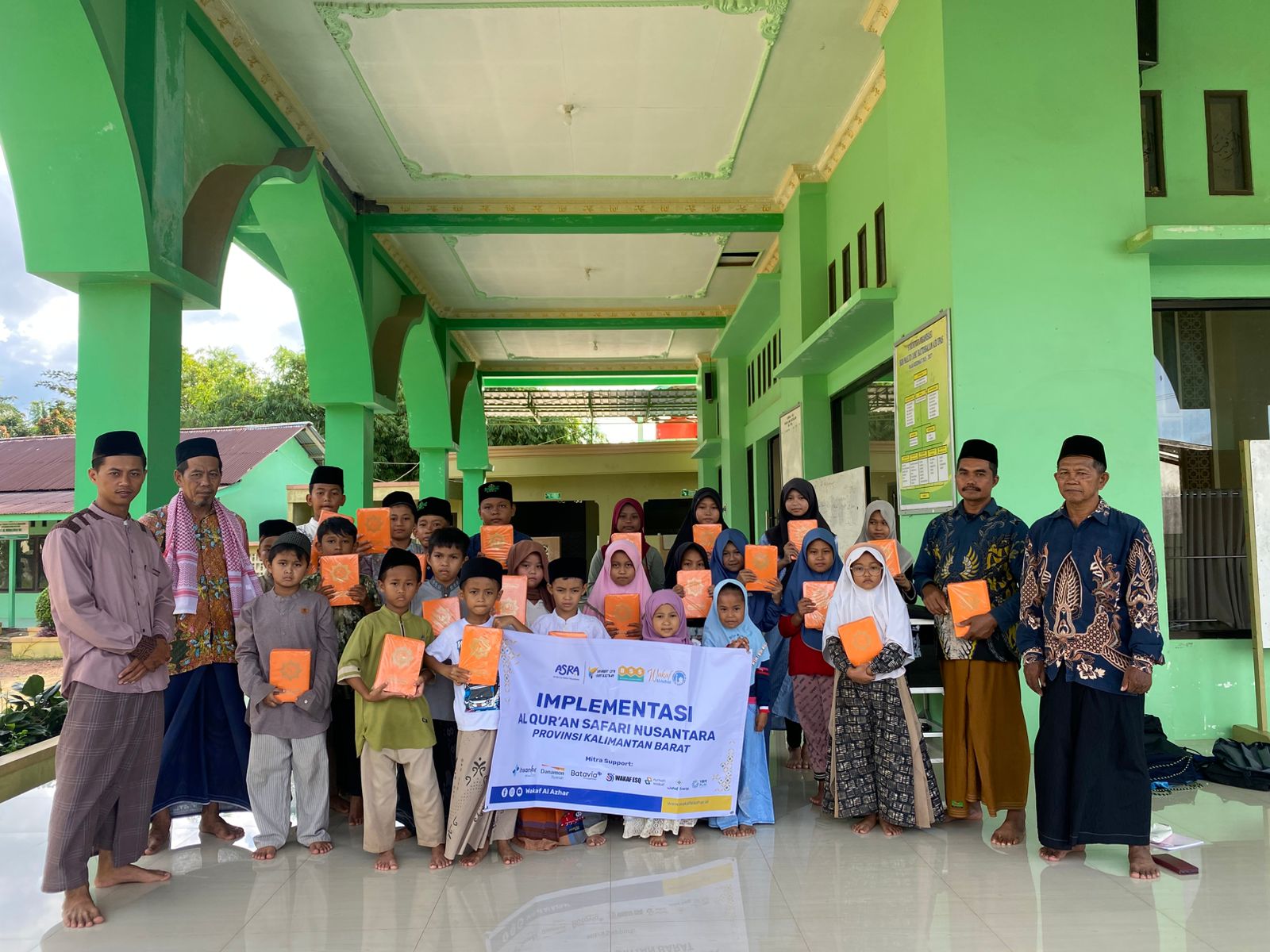 Wakaf Al Azhar Salurkan Al-Qur’an dan Bina Mualaf di Lima Kecamatan Kendawangan